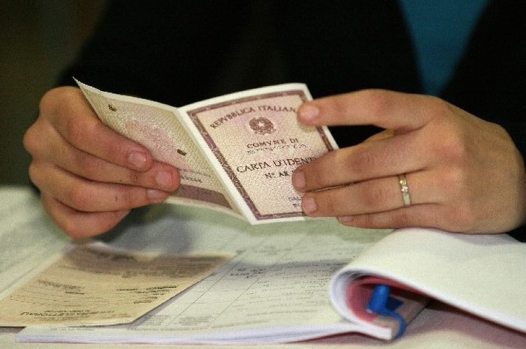 ©lapresse 13-04-2008 Brescia Italia politica Elezioni camera e senato comune circoscizione 2008 ; primo giorno di voto ; nella foto lo scrutatore verifica i documenti