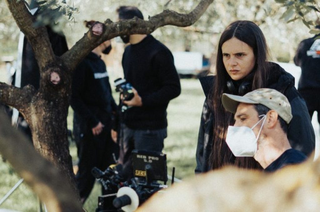 2-La_Tana_La_regista_Beatrice_Baldacci_sul_set-700x430