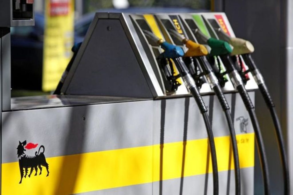 WCENTER 0XMGCBLDKL                Il simbolo dell'Eni di un distributore di benzina, in una foto d'archivio scattata a Roma il 25 febbraio 2011. Il prezzo della benzina si porta per la prima volta da febbraio sotto la soglia di 1,8 euro. L'Eni, secondo le rilevazioni di Staffetta Quotidiana, ha tagliato i listini di 2 cents portandoli nel servito a 1,795 euro. Giù anche il gasolio, a 1,683 euro, minimo da gennaio. ANSA / ALESSANDRO DI MEO