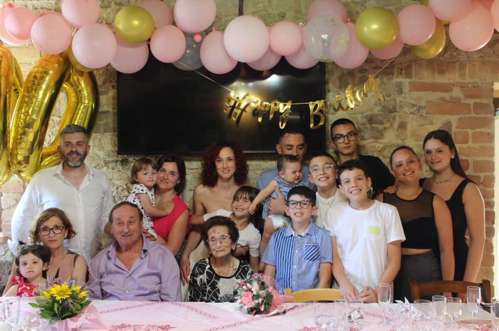 2023-07-06 Dina Zucconi 100 con famiglia