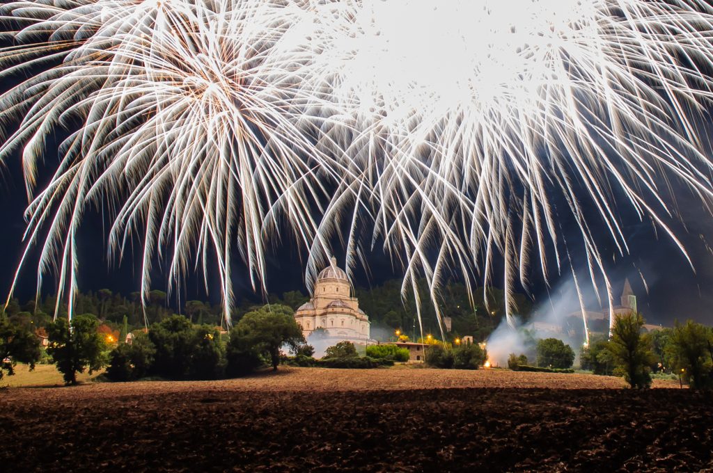 1° PREMIO Stefano MENCACCI di Fratta Todina: per l’alta qualità espressiva della foto, che unisce al rigore dell’impianto compositivo la deflagrante e luminosa festosità di una centenaria ricorrenza popolare e religiosa.