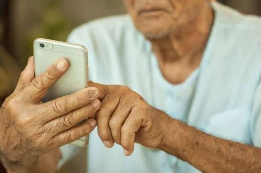 Anziani-boom-di-richieste-di-aiuto-da-persone-sole