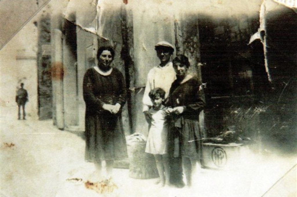 Argenia e Silla con le figlie Lola e Maria