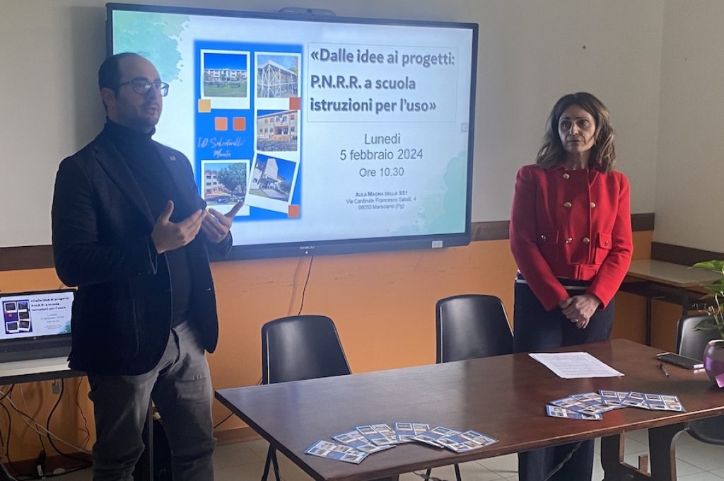 Dirigente scolastica Mariangela Saveri e vicesindaco Andrea Pilati