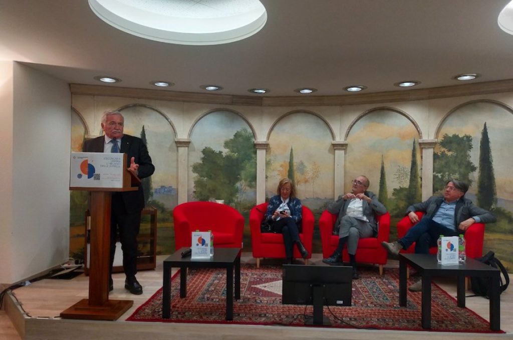 FOTO 1 da sinistra sul podio il Presidente della CCIAA Umbria, Giorgio Mencaroni, Miriam Sartini, Giuseppe Castellini, Luca Ferrucci