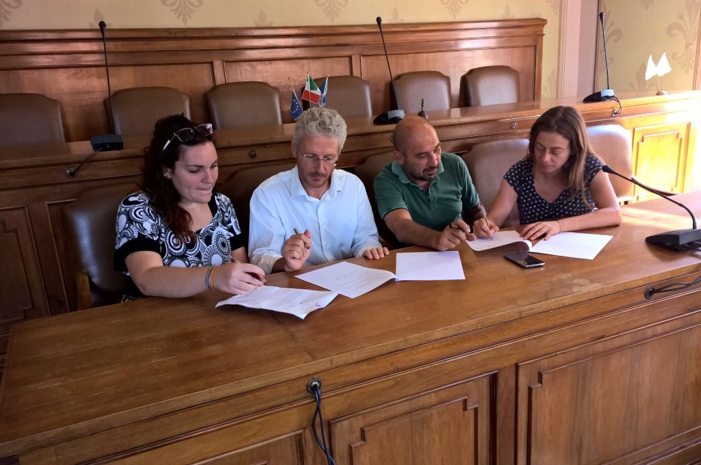 Firma  convenzione Sia, Comune, Arcisolidarietà