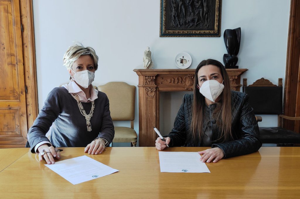 Firma protocollo con estetiste (3)