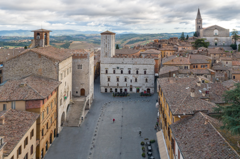 Gianni Fantauzzi - Todi- Piazza-del-Popolo-Drone-Fly-Sky-GF-1-3-4