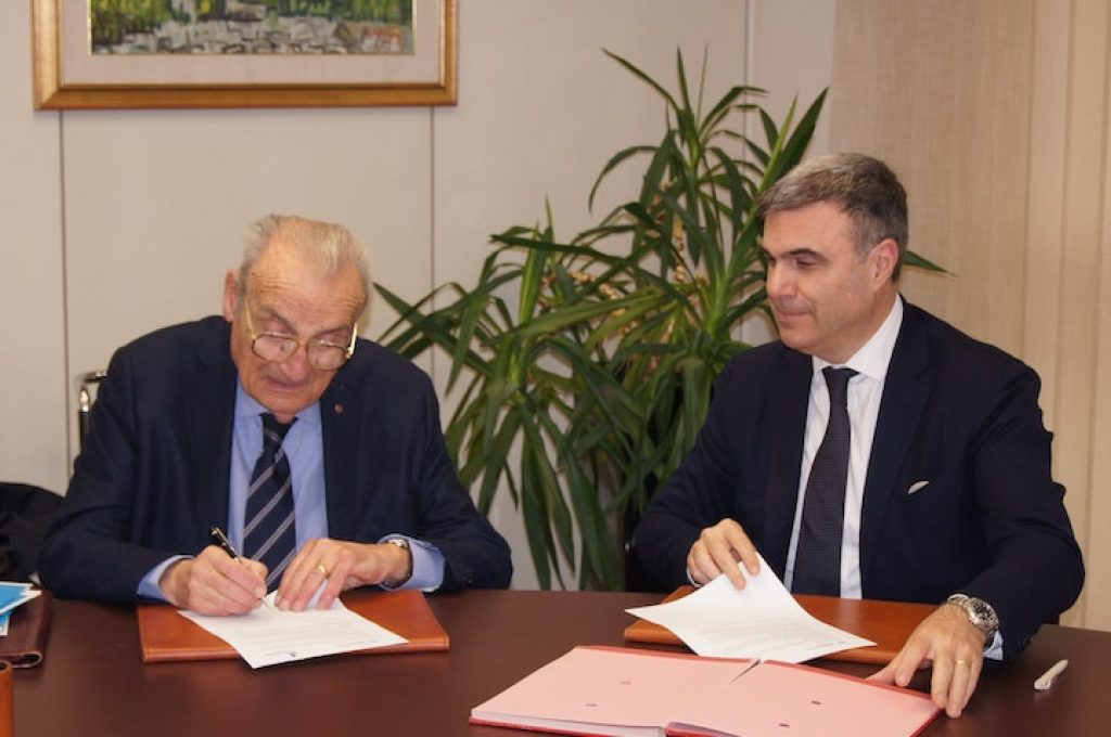 Il Presidente dell'Associazione rotariana, Piero Chiorri, firma la Convenzione con la Camera di Commercio dell'Umbria-min