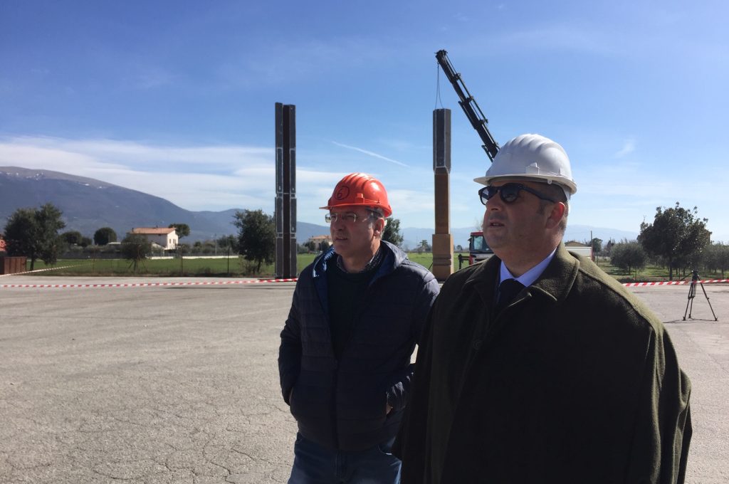 Il Sindaco Antonino Ruggiano e l'Assessore Moreno Primieri alla Iron Spa davanti alle Todi Columns di Beverly Pepper