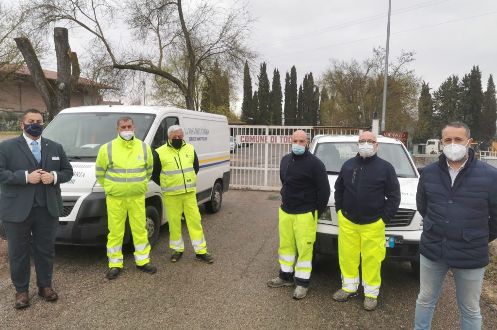 Il Sindaco Antonino Ruggiano, il Consigliere Andrea Nulli (con delega alle Manutenzioni, Frazioni e Decoro Urbano), i quattro operatori, due del Servizio Decoro Urbano e due del Servizio Decoro Frazioni