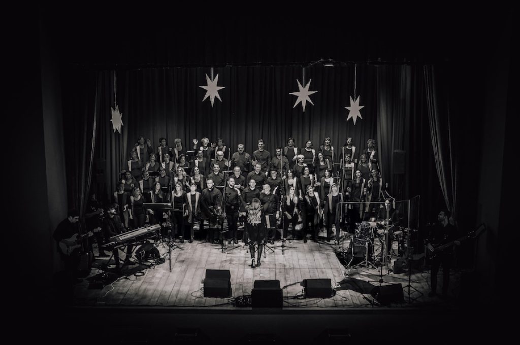 JOYFUL SINGING CHOIR FOTO buona risoluzione 1