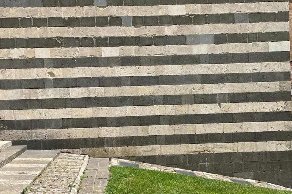 Mura-Duomo-ScrittaRimossa