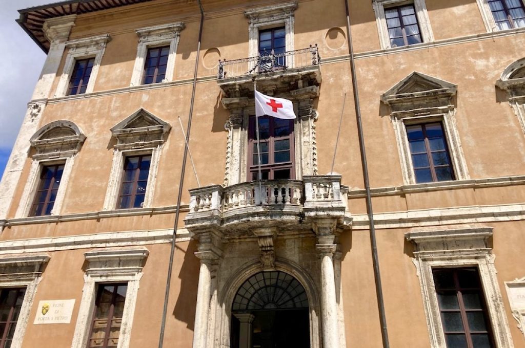 Palazzo Donini_bandiera Croce Rossa