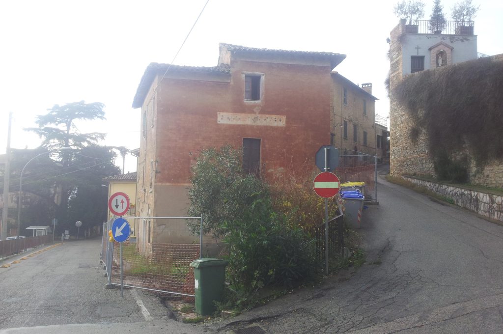 Pantalla casa pericolante