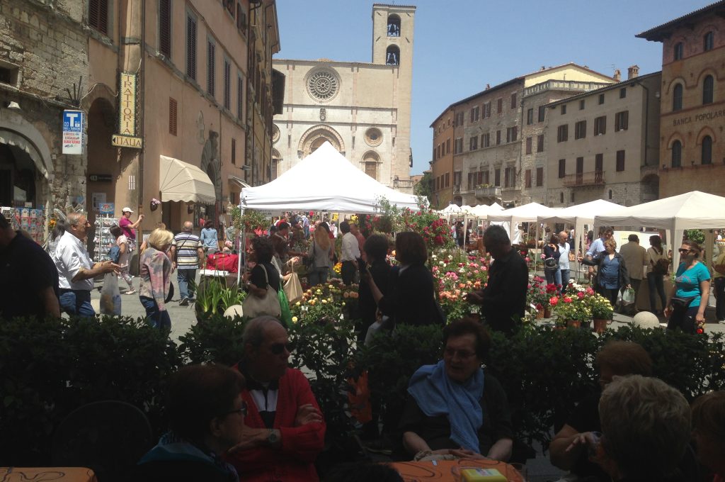 Piazza%20del%20Popolo%20festante%20durante%20Todifiorita%202014[2]