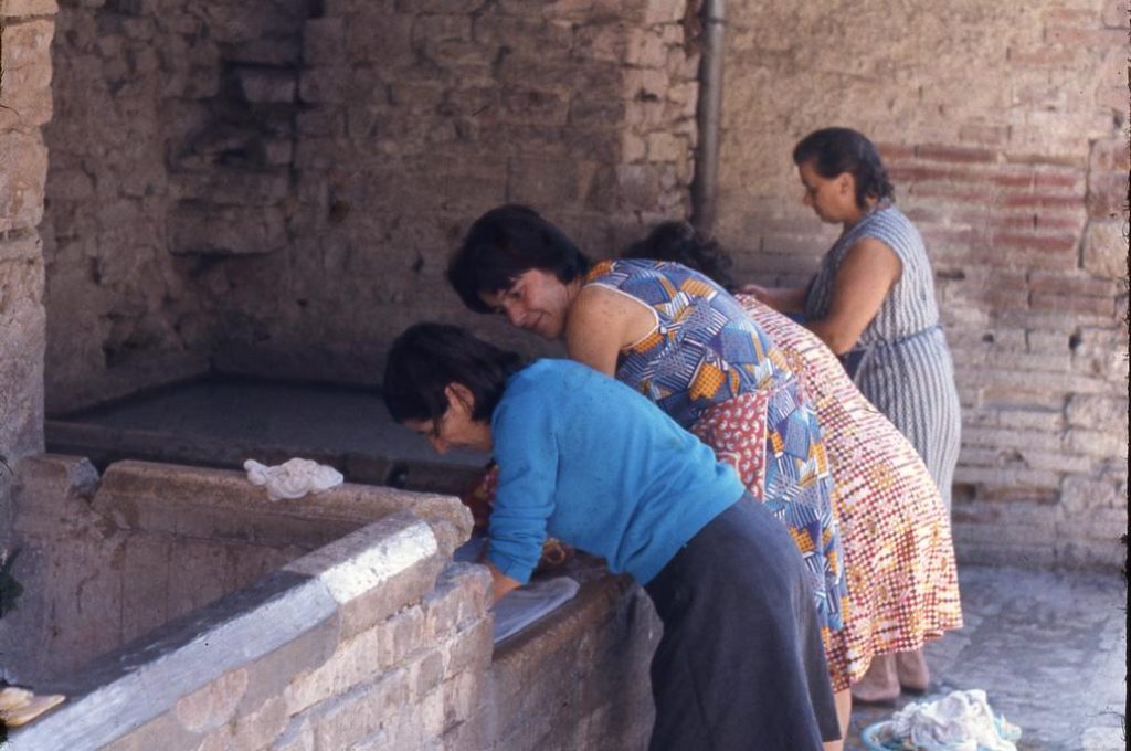 Provincia di Perugia, donne al lavatoio, 1974 - Foto di Renato Bazzoni ©Fondo Renato Bazzoni, Archivio fotografico FAI