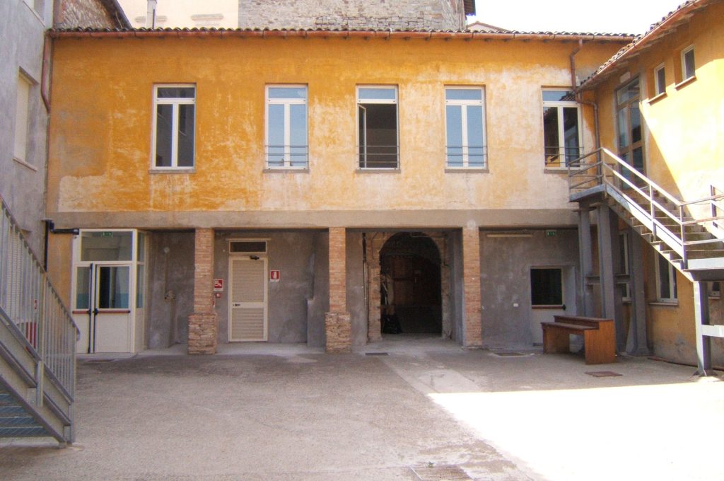 scuola_aosta_todi_esterno