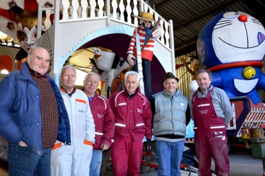 Sergio Saveri (2° da sx) con alcuni 'artigiani del Carnevale'