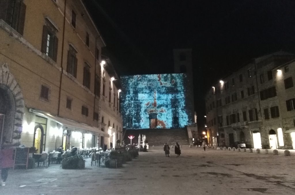 Simulazione proiezione Volto Sindone sulla facciata del Duomo