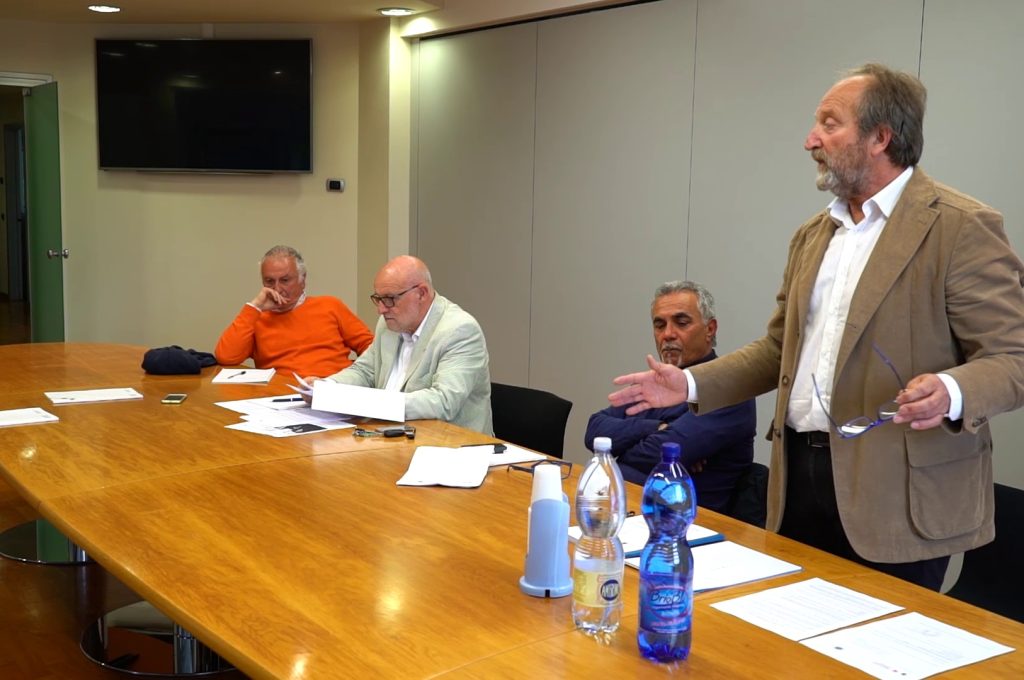 Un momento della riunione. In piedi Palombi