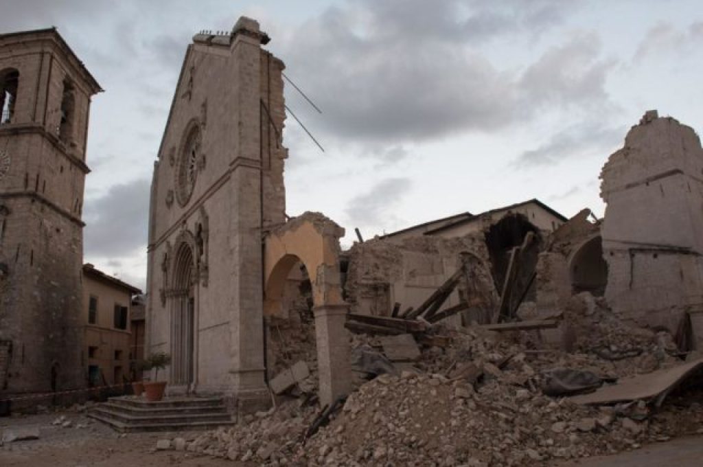 Foto Mario Sabatini - LaPressecronaca03 11 2016 NorciaTerremoto centro Italia :Rilevamenti fotogrammetrici del centro storico di Norcia di un nucleo dei Carabinieri in Piazza San Benedetto