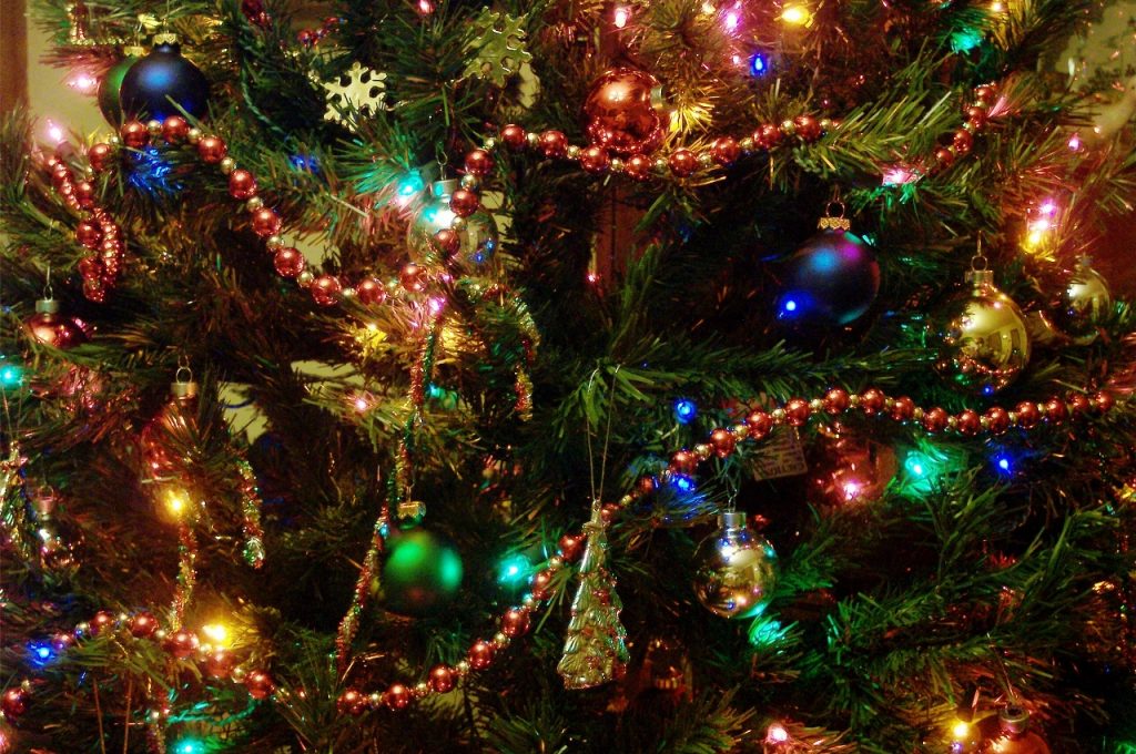 albero-di-natale-con-luci-e-addobbi