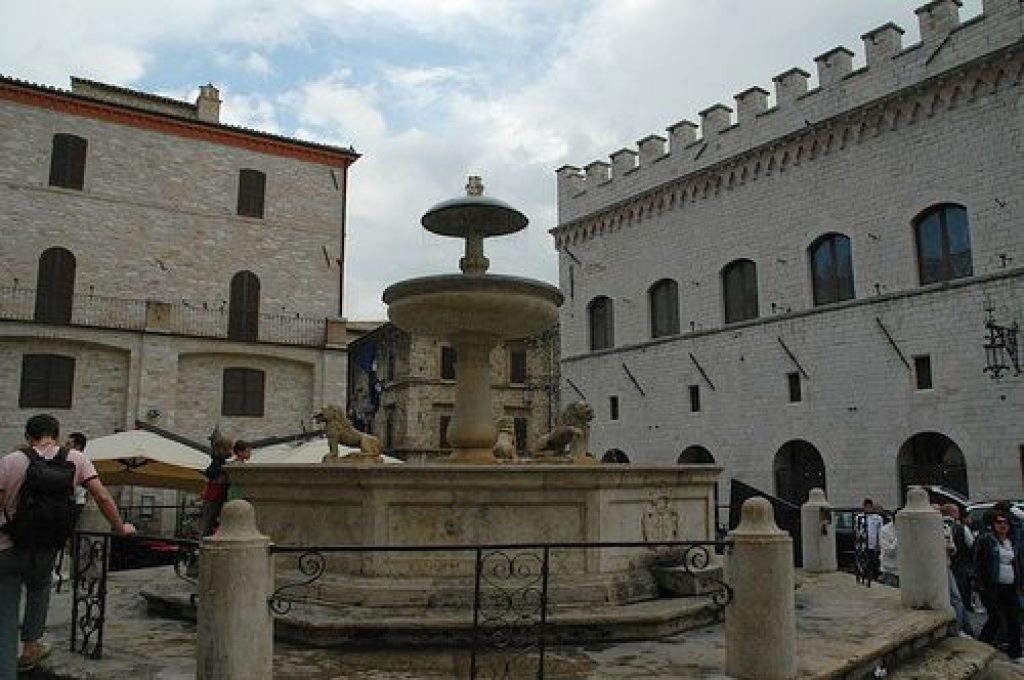assisi_fontana_piazza_del_comune