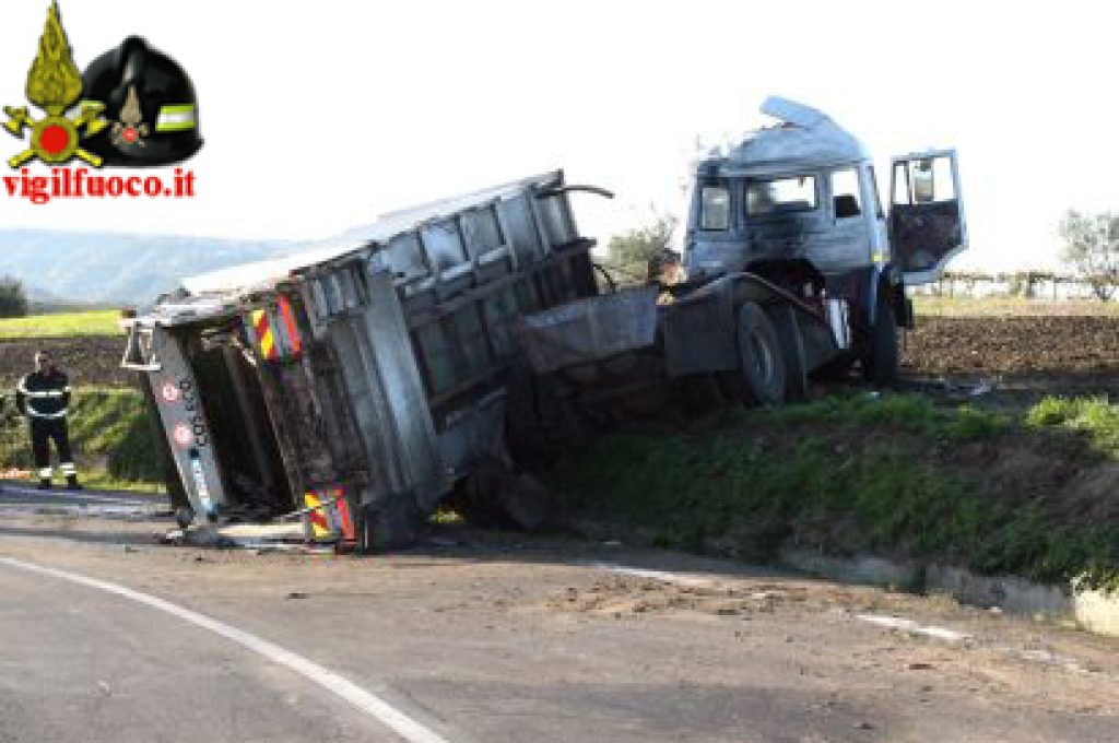 autoarticolato-rovesciato1