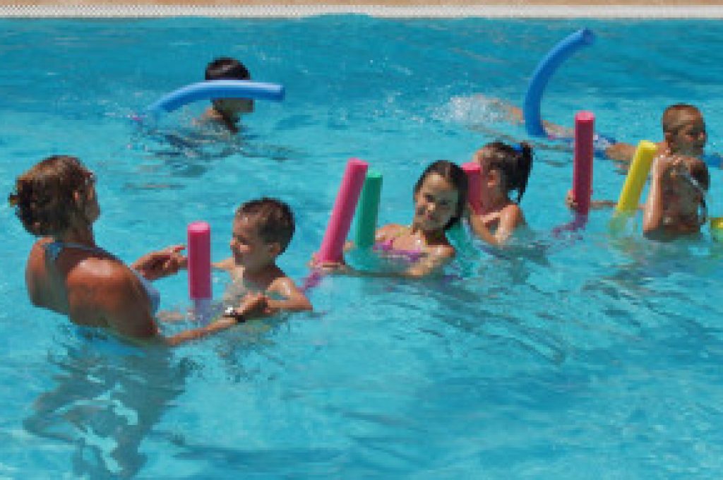 bimbi-piscina-300x192