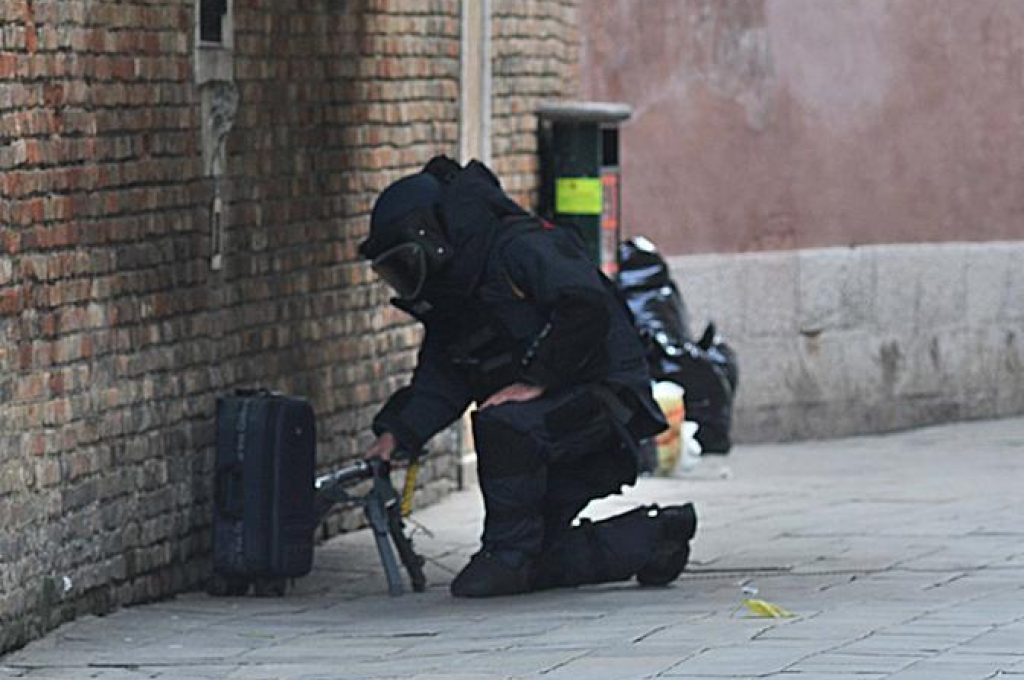 Venezia, 08/10/2010 - Allarme bomba a San Rocco, una valigia è stata fatta esplodere dagli artificieri in salizada san Rocco. Fortunatamente una valigia dimenticata. ©Marco Sabadin/Vision