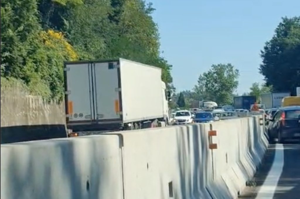 camion contro mano