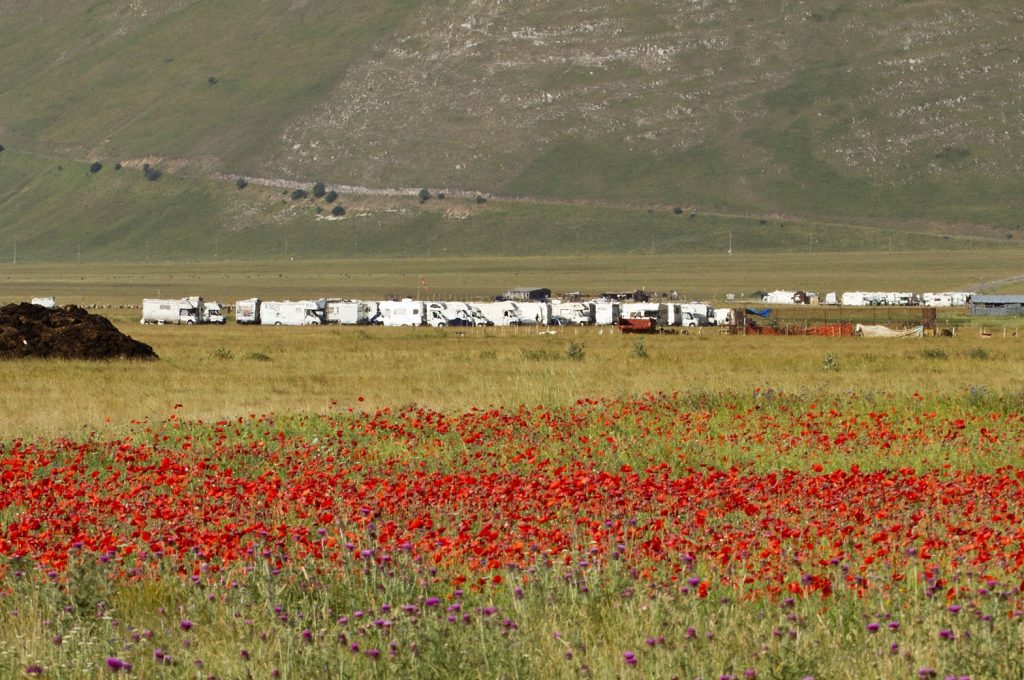 spazio riservato ai camper nel Pian Grande di Castelluccio. Siamo convinti che sia un bel biglietto da visita per il nostro territorio? Dice il Parco