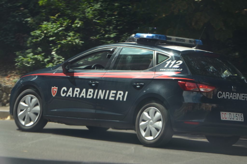 carabinieri autovettura