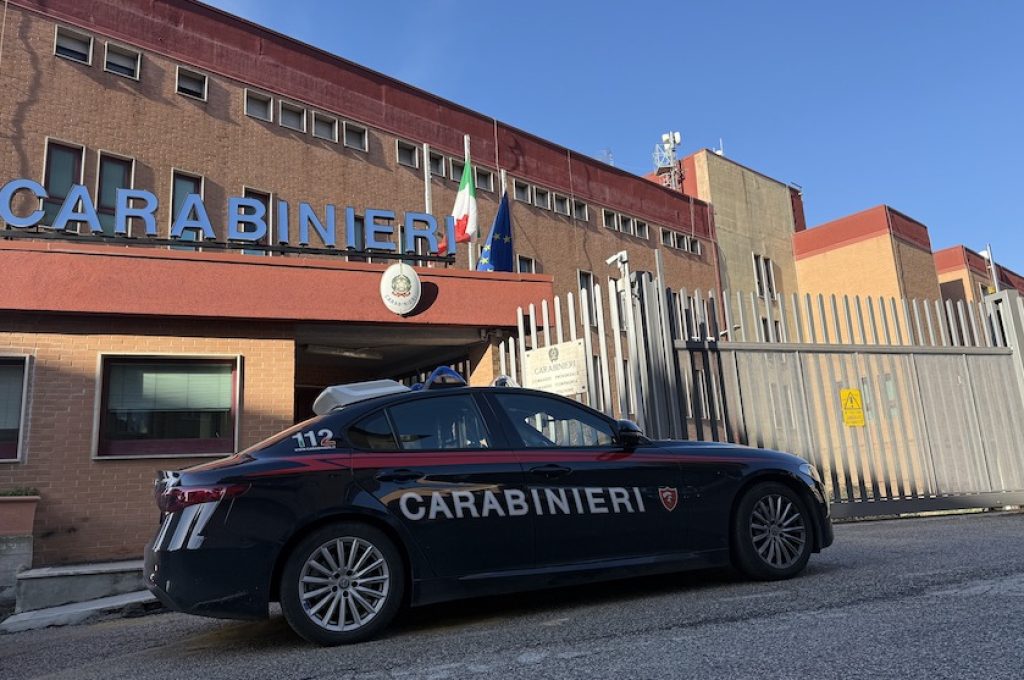 carabinieri caserma e auto