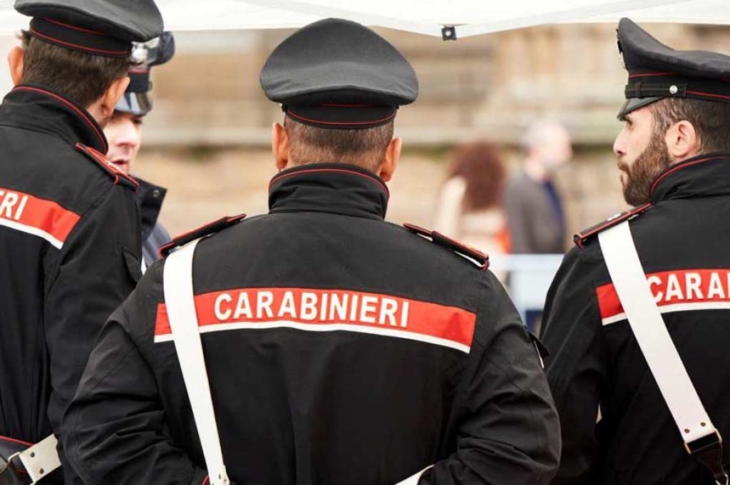 carabinieri spalle