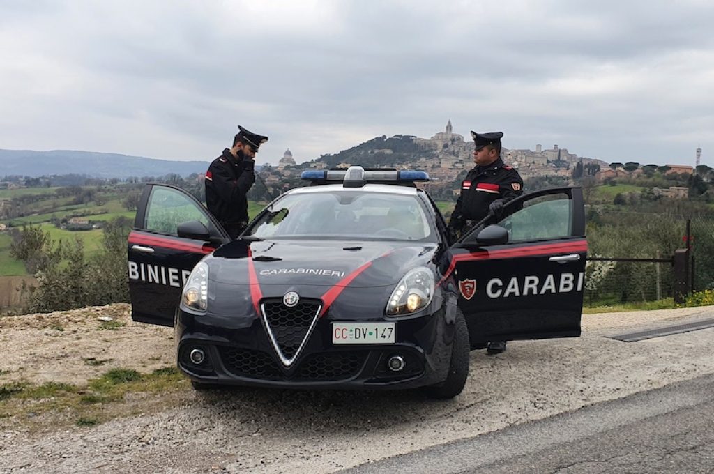 carabinieri todi auto