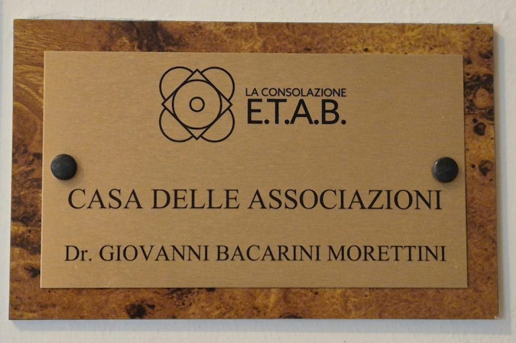 casa associazioni targa