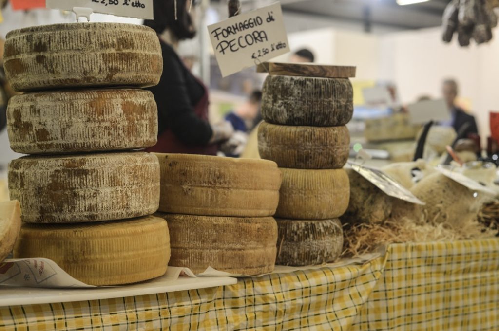 cibo-food-gastronomia-norcineria-prosciutto-formaggi-salami-prodotti-umbri