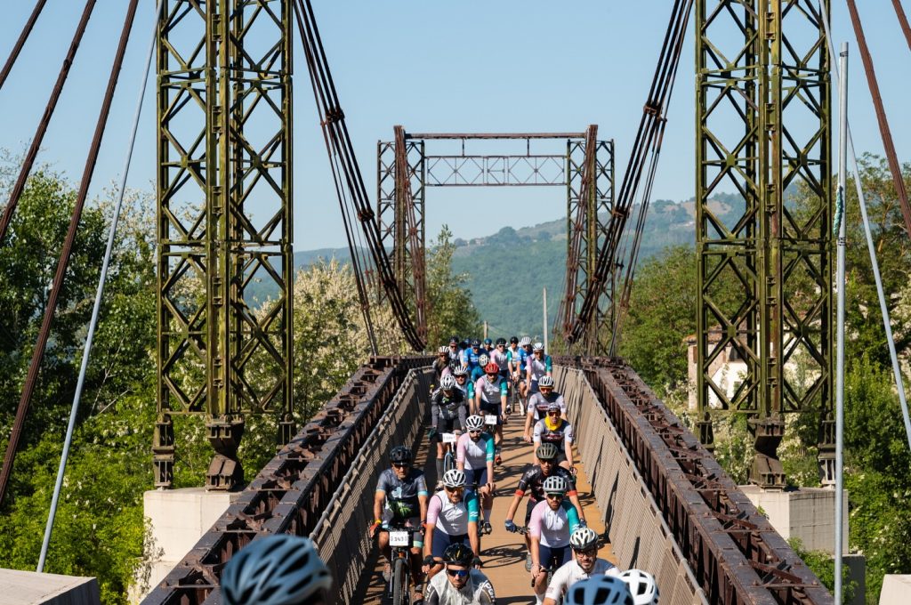 cicloturisti sul ponte bailey
