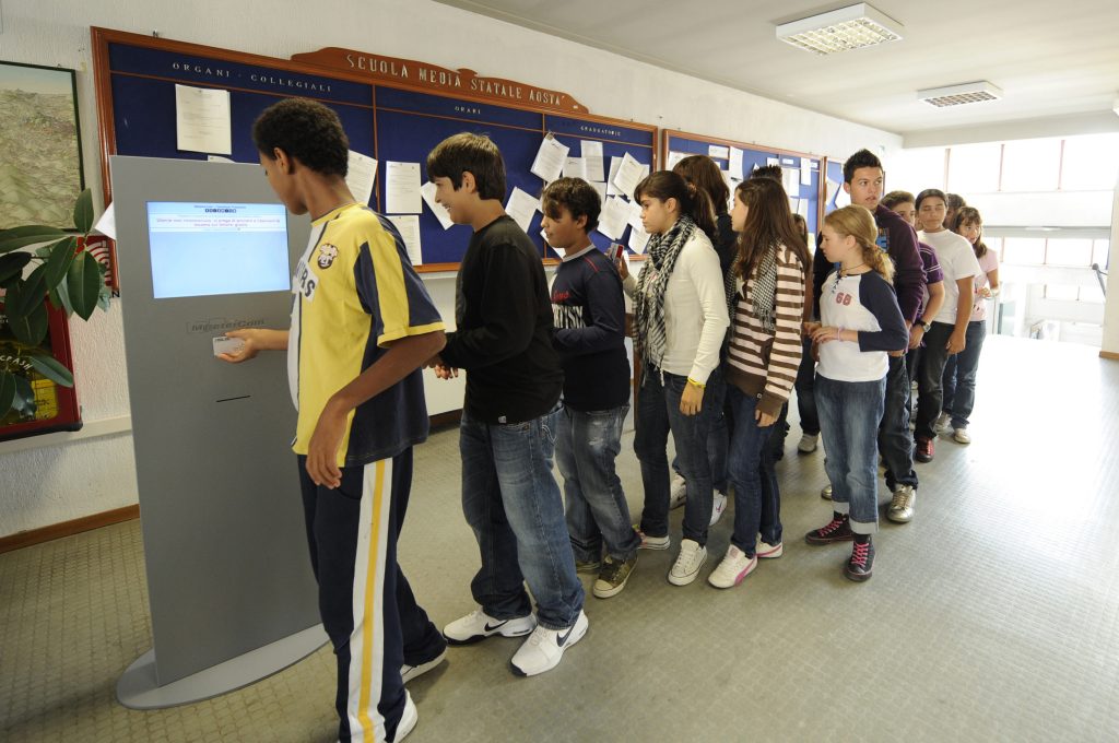 La Scuola "Cocchi-Aosta" di Todi come Scuola Media del futuro. L'Istituto da settembre 2009 gestisce ingressi, registri, valutazione e programmi didattici con un semplice CLIC Fino a qualche tempo fa sembrava un po' fantascienza, ma da qualche tempo  realt. Teatro dell'evento la Scuola Secondaria di primo grado "Cocchi-Aosta" di Todi che grazie al sistema "Mostercom"  divenuta una delle prime scuole medie d'Italia ad informatizzare tutta la gestione della Scuola. Il prmo step all'ngresso. Muniti di badge i ragazzi ogni mattina dovranno passare davanti al "Totem" che registra automaticamente le presenze; eventuali ritardi o assenze saranno immediatamente segnalati al computer di segreteria e le famiglie, tramite il portale internet della Scuola potranno controllare i propri figli. La seconda novit la s ritrova n aula Spariti i registri di classe, che sono sostituiti da piccoli PC portatili collegati al Cervellone della Segreteria. Ogni professore sar dotato di una chiavetta USE che equivale al Registro personale del Docente. Nella memoria saranno registrati, lezione dopo lezione, gli argomenti trattati, le consegne e i risultati delle verifiche. Mastercom sar soprattutto uno strumento per garantire trasparenza e chiarezza. Per i docenti  certamente un nuovo modo di fare didattica, anche per I'opportunit di avere tutto il mondo di internet a disposizione della propria lezione. Per noi dell'organizzazione della Presidenza  senz'altro un'efficenza maggiore nel controllo e anche nella gestione di una scuola con 4 sedi e quasi 700 studenti. Per le famiglie e per i ragazzi quello che  stato apprezzato di pi  la possibilit di una trasparenza completa e di una comunicazione in tempo reale tra scuola e famiglia.