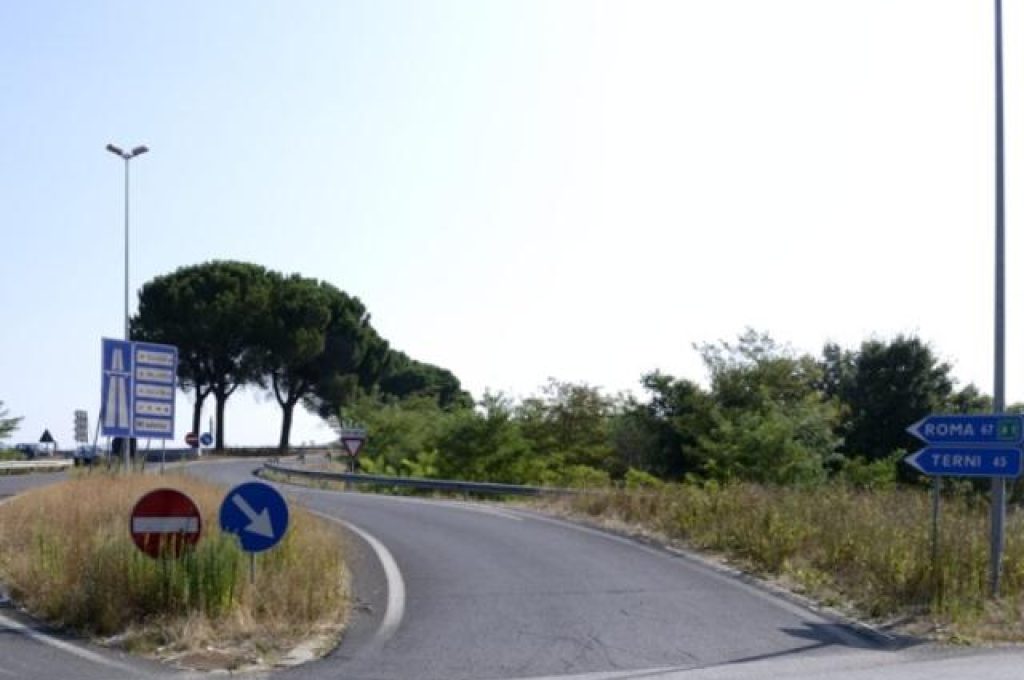 Erbaccia ed incuria sulle strade