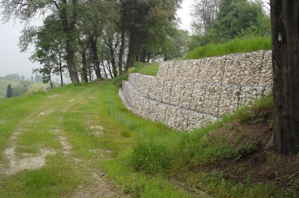 gradoni di pietra per contenimento frane