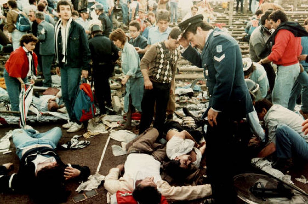(ARCHIVIO) Una immagine di archivio, datata 29 Maggio 1985, mostra alcuni dei tifosi juventini rimasti uccisi a seguito del crollo di un muro, dopo una carica dei tifosi del Liverpool, presso lo stadio Haysel di Bruxelles. ANSA / ARCHIVIO