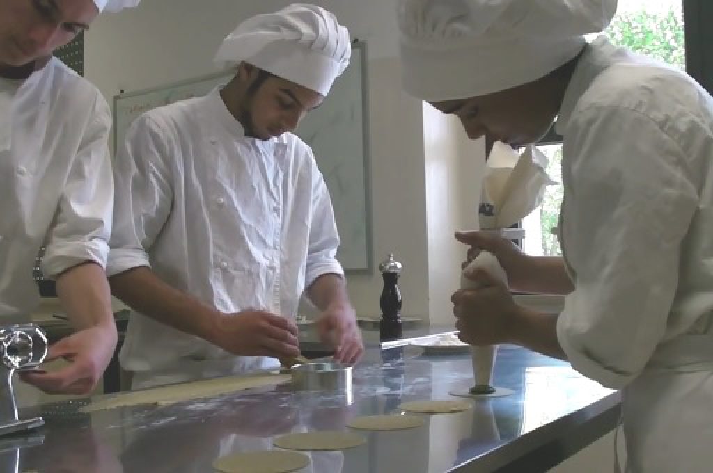 i ragazzi del corso Aiuto cuoco al lavoro