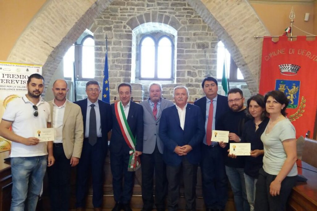 i vincitori di cerevisia con le autorità