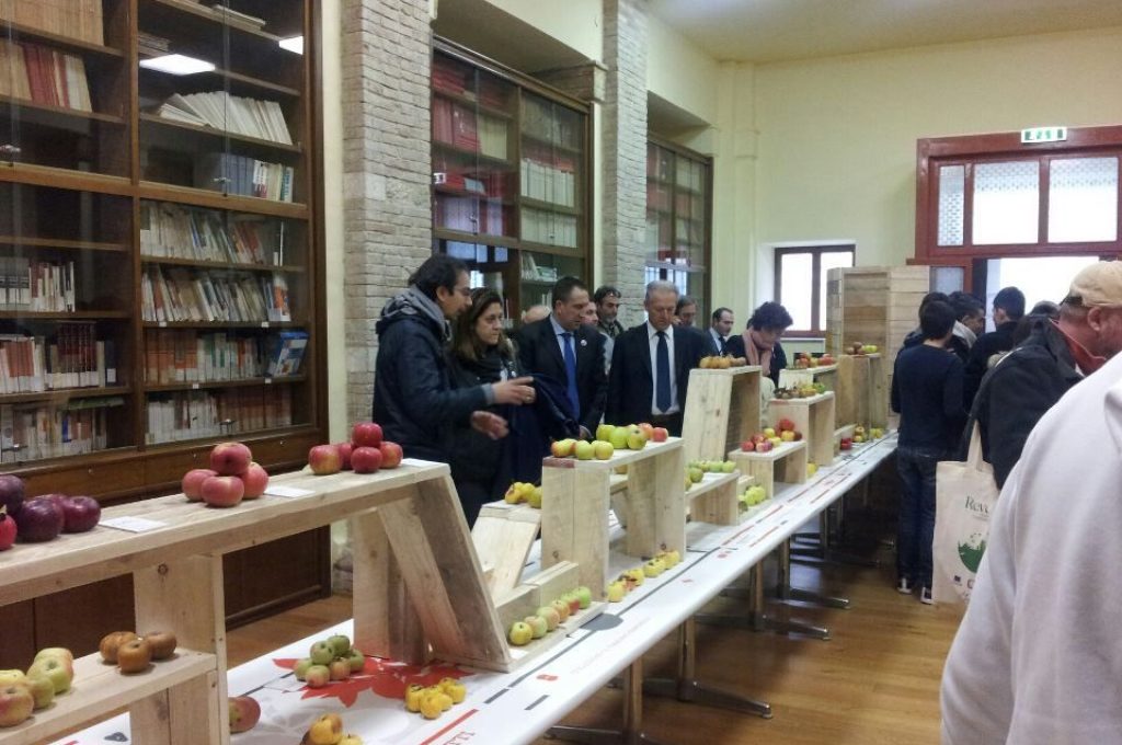 la-presidente-durante-il-giro-della-collezione-frutti-ritrovati