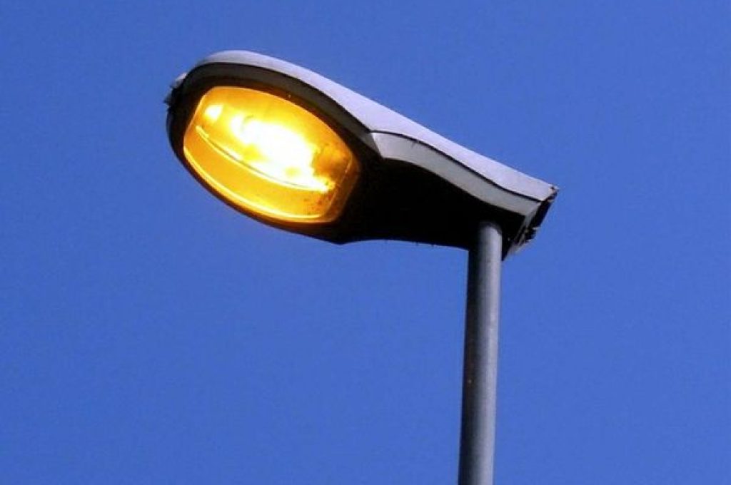 lampione-spreco-elettricità