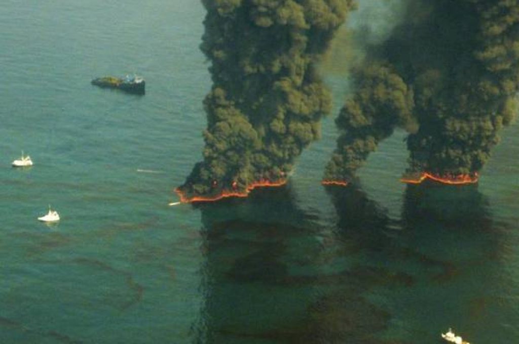 marea-nera-con-fiamme