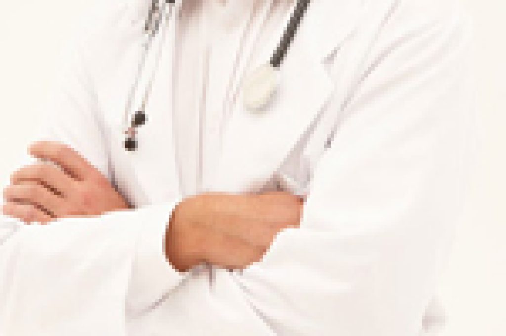 medico-a-braccia-incrociate